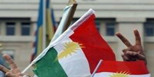 رفع أعلام كردية في كركوك في شمال العراق يثير توترا 