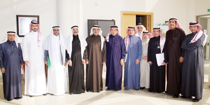وزير الإعلام في صورة جماعية مع رئيس مجلس إدارة هيئة الصحفيين السعوديين الأستاذ خالد المالك