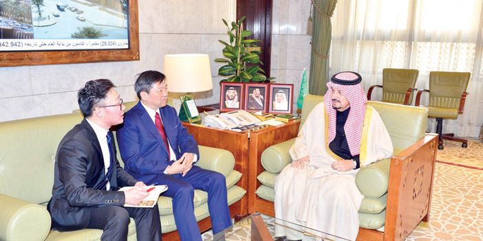  الأمير فيصل بن بندر خلال استقباله رئيس شركة (سي إي تي سي) الصينية