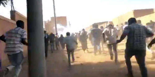 إطلاق الغاز المسيل للدموع على متظاهرين في السودان 