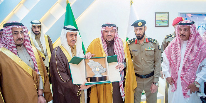  سمو أمير القصيم يتسلم تكريم جهاز أمن الدولة