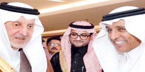  الكاتب المسلم يهدي نسخة من كتابه للأمير خالد الفيصل