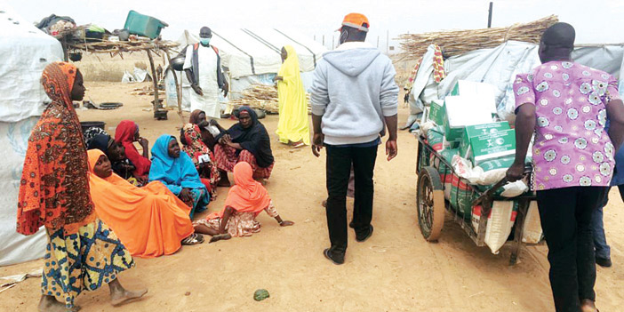  جانب من توزيع المساعدات الإغاثية السعودية على النازحين في نيجيريا وعدد من المحافظات اليمنية