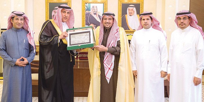  لقطة جماعية مع سمو أمير القصيم