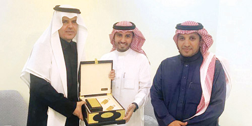  مدير التعليم يكرم المعلم الضفيان