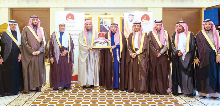  لقطة جماعية لمنسوبي الزاد الخيري والمسؤولين مع سموه