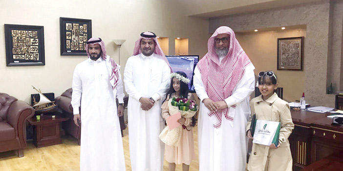  طالبتا المدرسة مع مدير تعليم ينبع