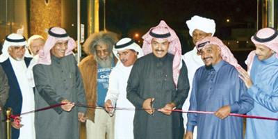 الفنان العجلان أحد الفنانين التشكيليين العرب المهمين في الوقت الحاضر.. جمع الفن والخط والأدب 