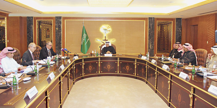  د. خالد السلطان خلال مراسم تسلم تقرير الوكالة الدولية في الرياض أمس