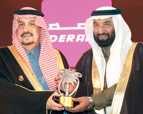  أمير منطقة الرياض مسلمًا علي آل هادي جائزة الملك عبدالعزيز للجودة