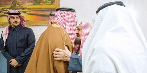  نائب أمير منطقة الرياض معزياً الشيخ المنيع