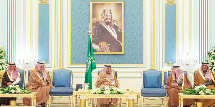  خادم الحرمين الشريفين خلال استقباله كبار مسؤولي التجارة ورؤساء الغرف ورجال الأعمال