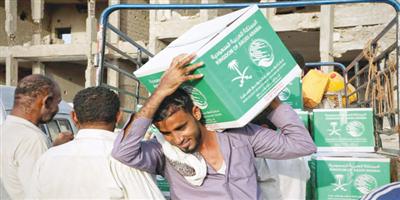 توزيع سلال غذائية لنازحي الحديدة في عدن 