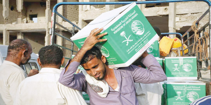  توزيع المساعدات السعودية لنازحي الحديدة في عدن