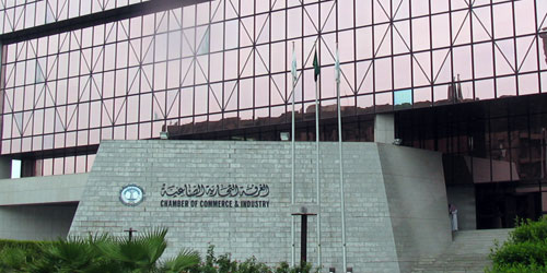 غرفة الرياض تناقش خطط التوسع في مشروعات الطاقة الشمسية والرياح 