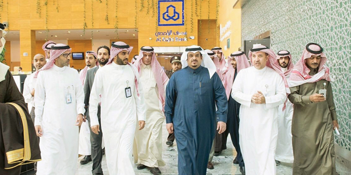  نائب أمير منطقة الرياض داخل المحطة والقطار وإلى يساره د. بشار المالك