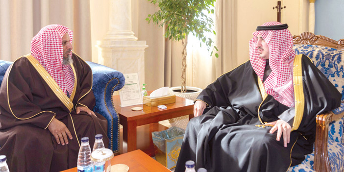  أمير منطقة الجوف خلال استقباله الشيخ الشمري
