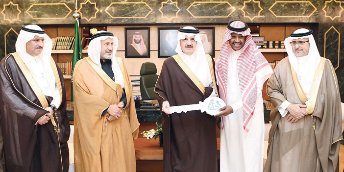  سموه يسلِّم المستفيدين منازلهم