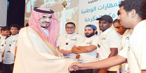  الأمير بدر بن سلطان خلال تتويج الفائزين