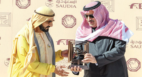  سمو أمير منطقة المدينة المنورة خلال التكريم بحضور حاكم دبي