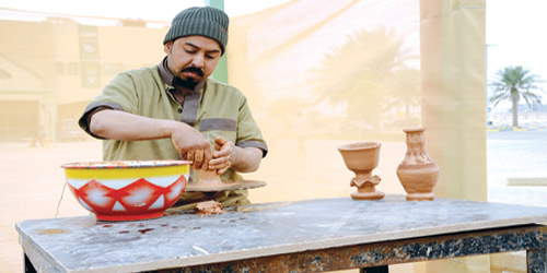  أحد المشاركين في الحرف اليدوية