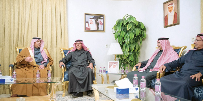  الأمير محمد بن عبدالرحمن خلال تقديمه واجب العزاء