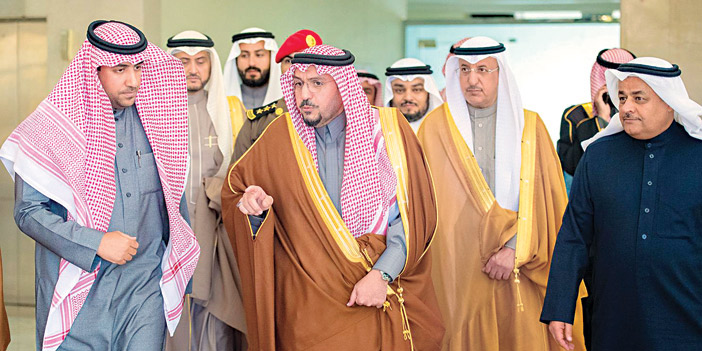 أمير القصيم يتفقد سير العمل في فرع وزارة العمل والتنمية الاجتماعية 