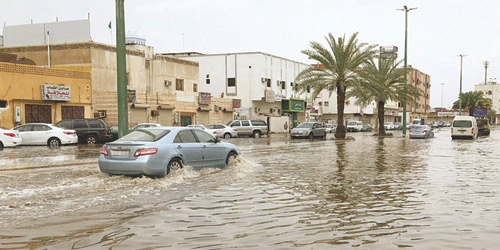 المدينة المنورة: توجيه الجهات المعنية بسرعة معالجة مواقع الأمطار 