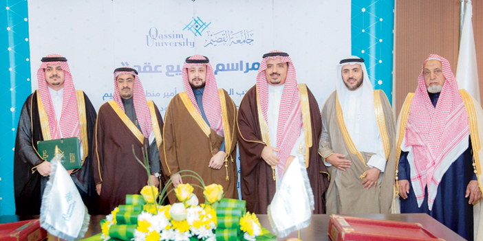  سموه يتوسط المسئولين عقب مراسم توقيع العقدين بجامعة القصيم