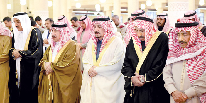  الأمير فيصل بن بندر يؤدي الصلاة على الأميرة جواهر آل مشاري