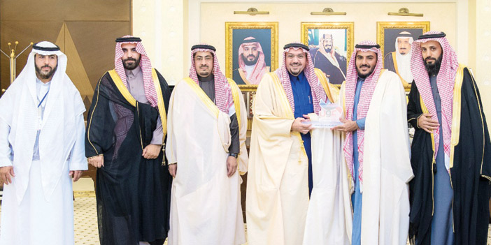  لقطة جماعية لرئيس وأعضاء مجلس إدارة جمعية عون مع سموه