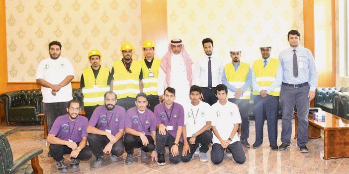  المحافظ في لقطة مع الفريق التطوعي