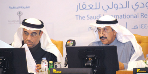  رئيس اللجنة الوطنية العقارية متحدثا خلال إطلاق المؤتمر