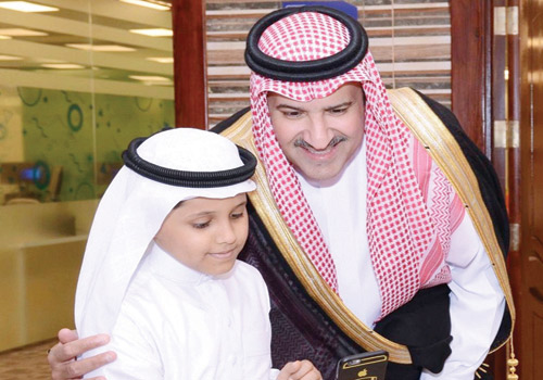  الأمير فيصل والطفل