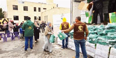 مركز الملك سلمان للإغاثة يوزع الحقائب على أبناء اللاجئين السوريين في الأردن 
