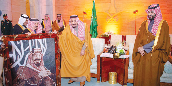  خادم الحرمين يتلقى هدية تذكارية من أمير منطقة الرياض