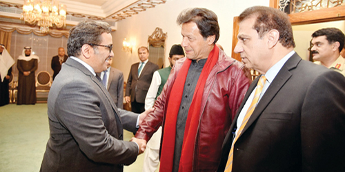  رئيس الوزراء الباكستاني خلال أحد اللقاءات
