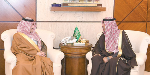  الأمير سعود بن نايف خلال لقائه بمدير صندوق التنمية الزراعي