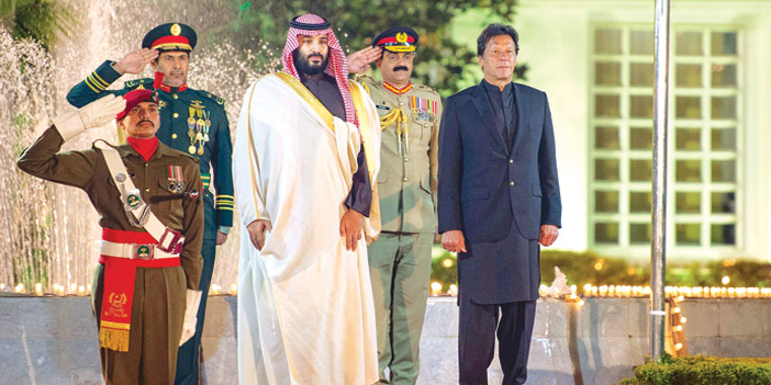 وصل إلى إسلام أباد في زيارة رسمية.. ورئيس الوزراء الباكستاني في مقدمة مستقبليه 