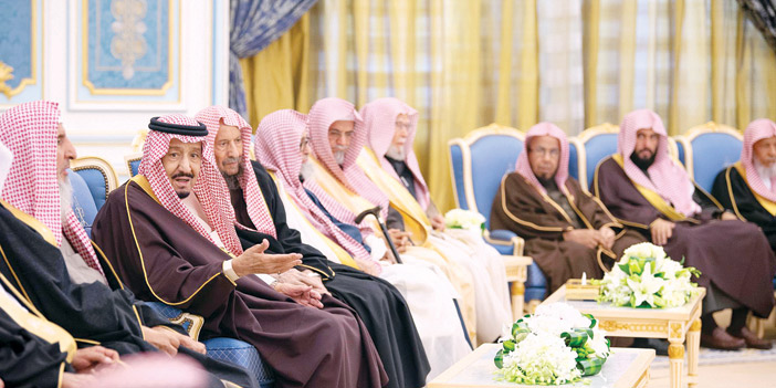 خادم الحرمين الشريفين خلال استقباله الأمراء والمفتي والعلماء والمواطنين في الرياض أمس