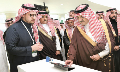  الأمير سعود بن نايف خلال افتتاحه المنتدى
