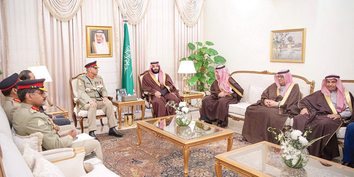  سمو ولي العهد خلال لقائه قائد الجيش الباكستاني