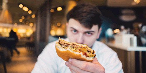 الإفراط بتناول الوجبات السريعة يزيد من إنتاج وإفراز أحماض المعدة 