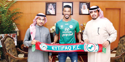  القميزي بشعار الاتفاق وسط مع وكيل أعماله ورئيس نادي الاتفاق