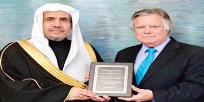د. العيسى ينال جائزة «السلام العالمي للأديان» الأمريكية 