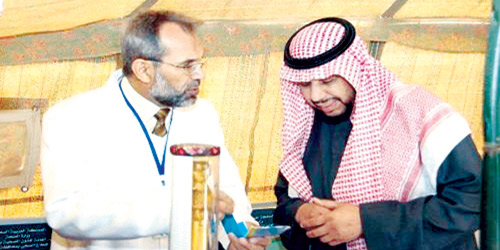  مدير تعليم المذنب بجانب الدكتور هشام هرموش أثناء التدشين