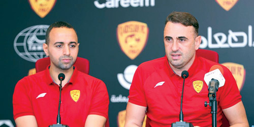  مدرب القادسية بيتيفيا يمين بصحبة المترجم