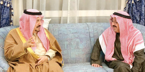  أمير منطقة الرياض خلال تعزيته أسرة الثنيان