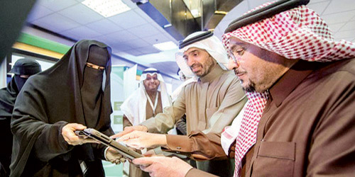  أمير القصيم خلال تدشينه بنك المبادرات باللجنة النسائية في ملتقى فرصتي