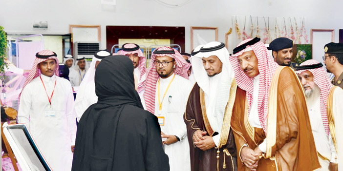  محافظ صامطة يستمع إلى شرح عن فعاليات الملتقى